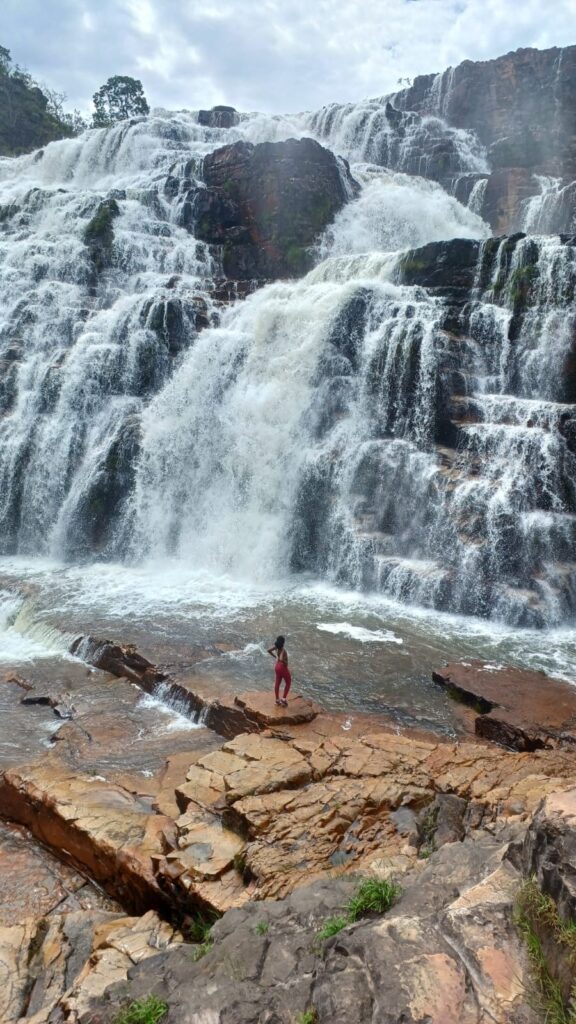 Paisagem natural da Chapada dos Veadeiros com cachoeira e formações rochosas.