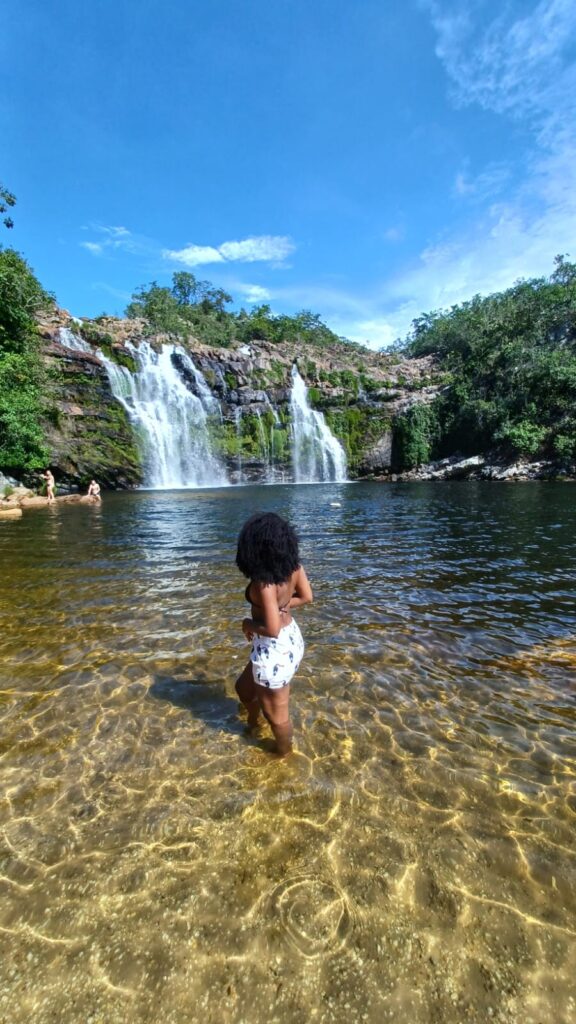 Cachoeira em território Kalunga na Chapada dos Veadeiros com guia local.