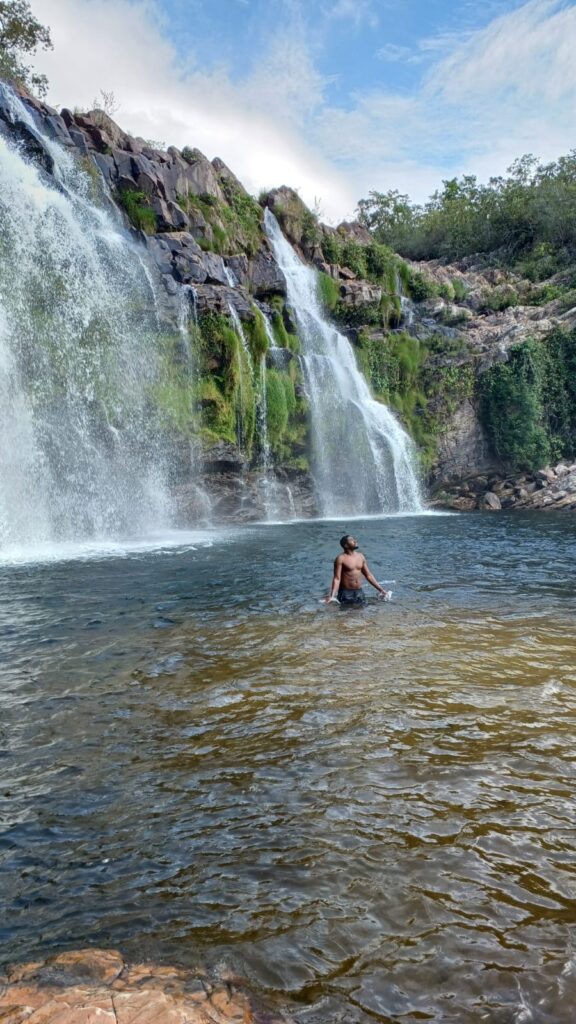 Cachoeira em território Kalunga na Chapada dos Veadeiros com guia local.