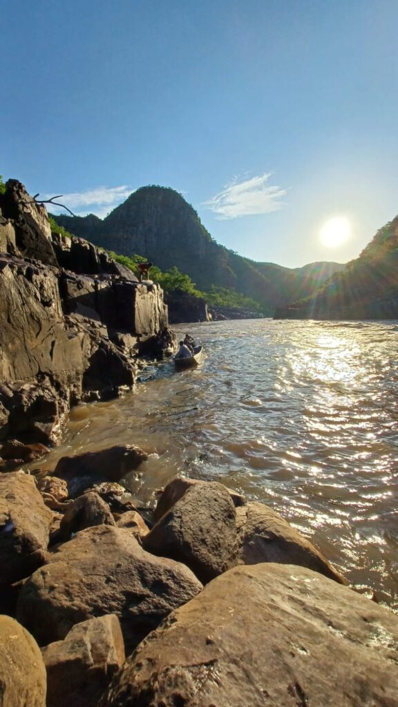 Cachoeira em território Kalunga na Chapada dos Veadeiros com guia local.