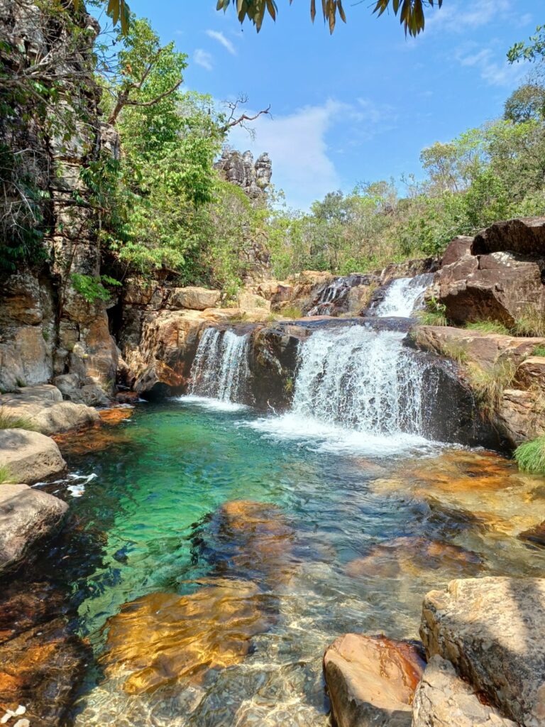 Vista aérea de cachoeira na Chapada dos Veadeiros cercada por natureza preservada.