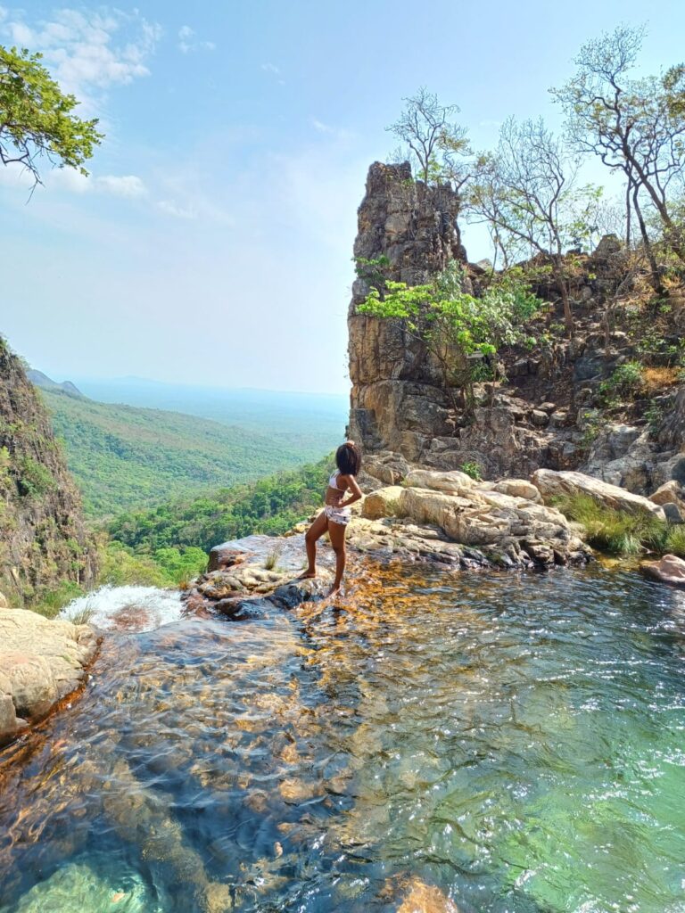 Borda Infinita - Complexo das Águas Lindas- Cachoeira ao pôr do sol na Chapada dos Veadeiros, cenário paradisíaco.