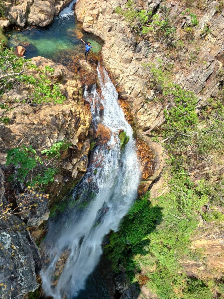 Borda Infinita - Complexo das Águas Lindas. Cachoeira em território Kalunga na Chapada dos Veadeiros com guia local.