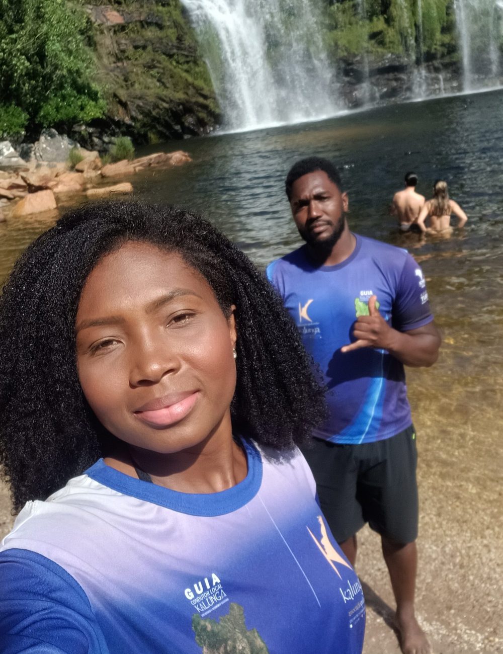 Guia Kalunga - Roteiro de cachoeiras na Chapada dos Veadeiros com trilhas e paisagens únicas.